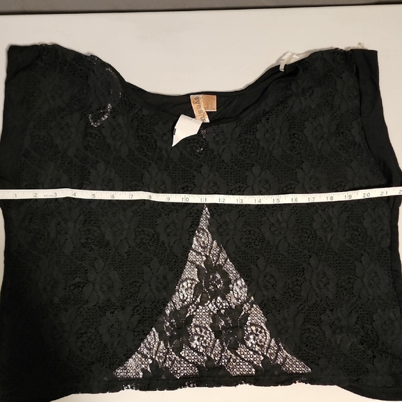 NWT Eyeshadow Black and White Flutter Sleeve Crop Blouse - Picture 6 of 8
